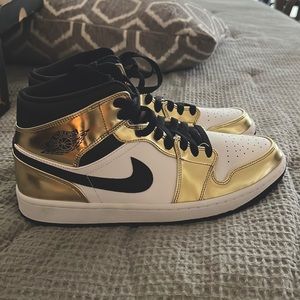 Air Jordan 1 Mid SE - 10.5 Mens - Metallic Gold / Black / White.